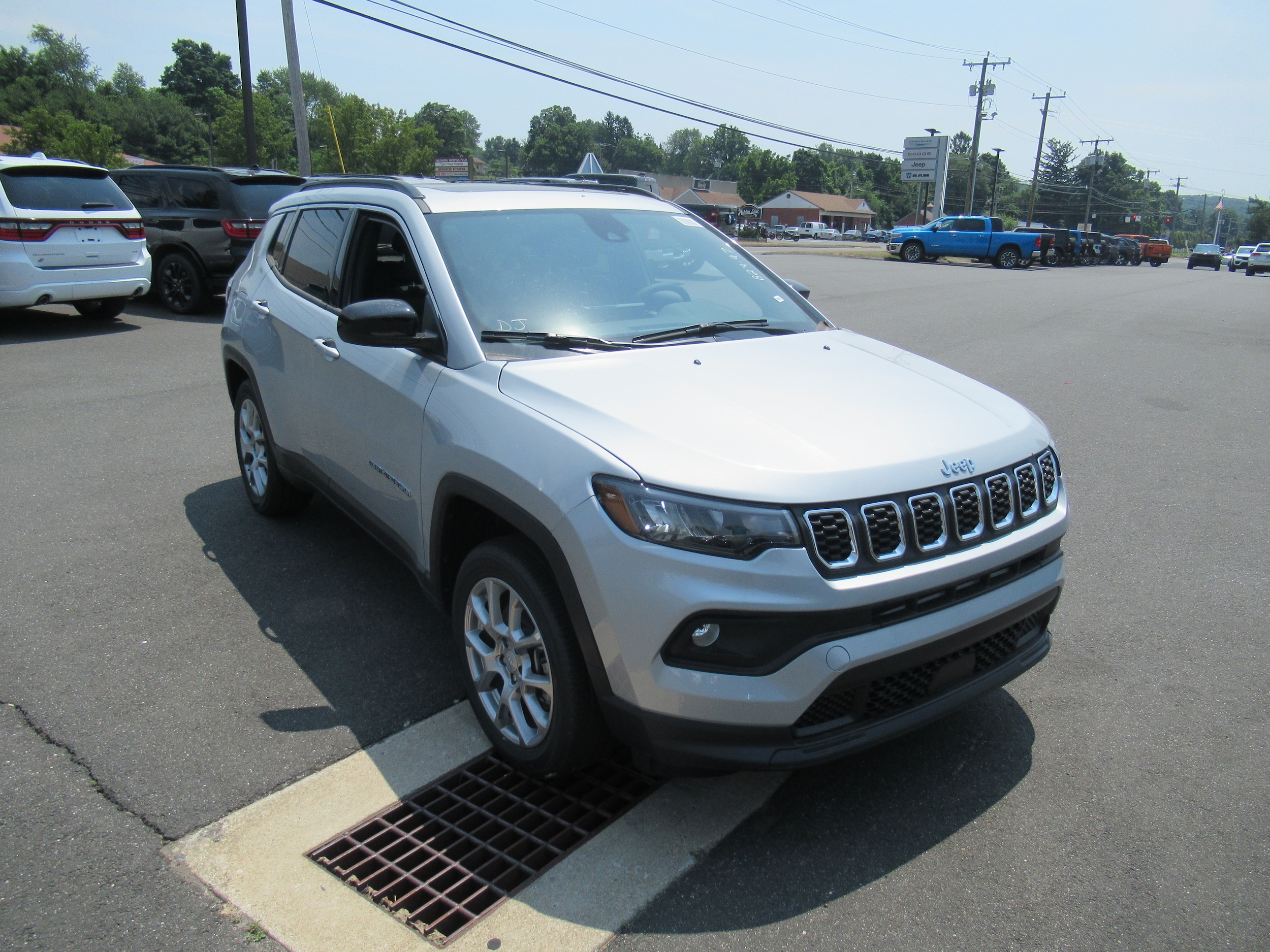 2024 Jeep Compass Latitude Lux 2