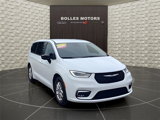 2024 Chrysler Pacifica Touring L's photo