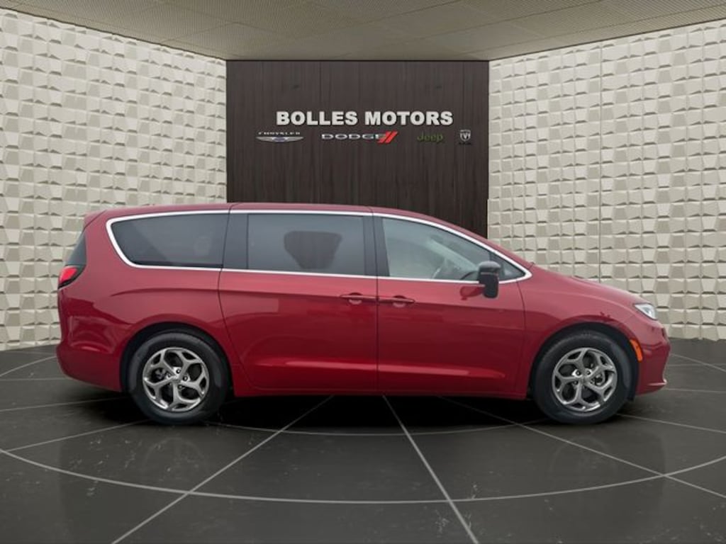 Used 2024 Chrysler Pacifica Limited Minivan/Van