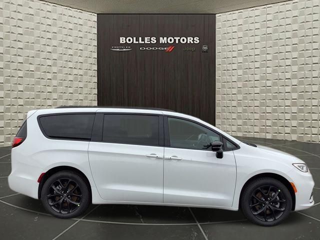 2026 Chrysler Pacifica Passenger Van 