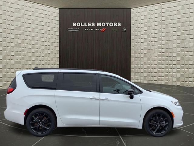 2026 Chrysler Pacifica Passenger Van 