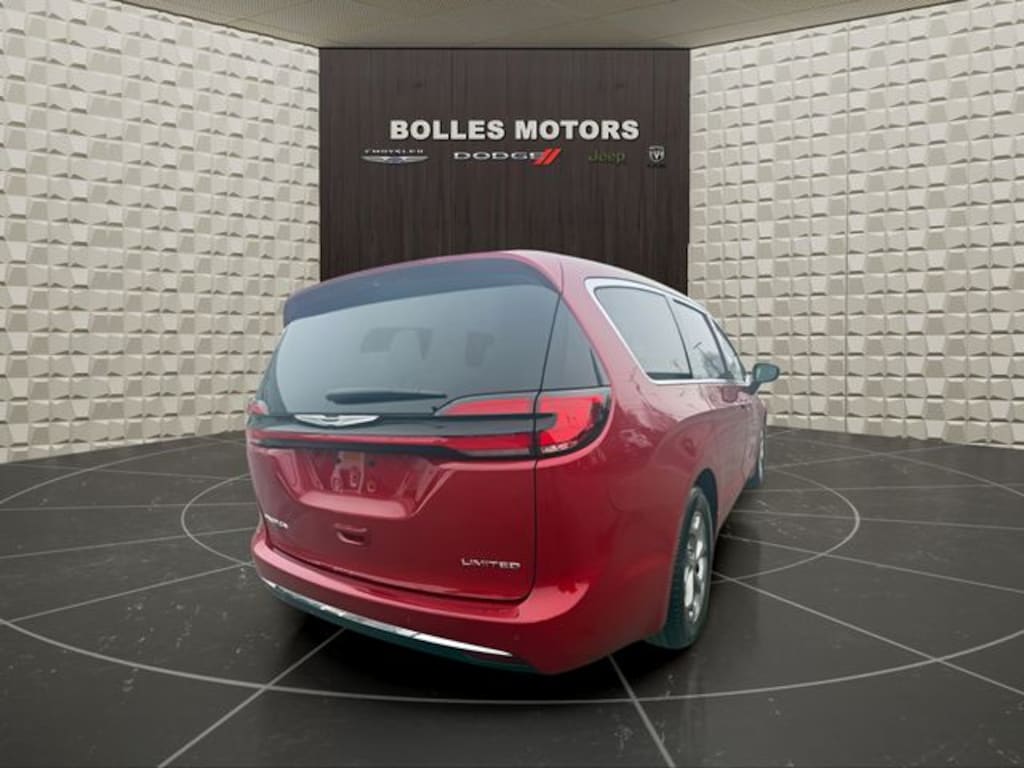 Used 2024 Chrysler Pacifica Limited Minivan/Van