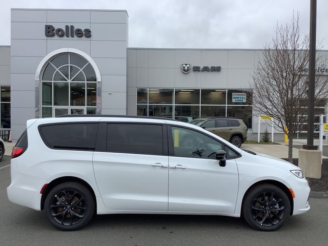 2026 Chrysler Pacifica Select AWD