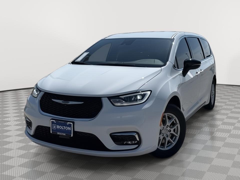 2026 Chrysler Pacifica Select's photo