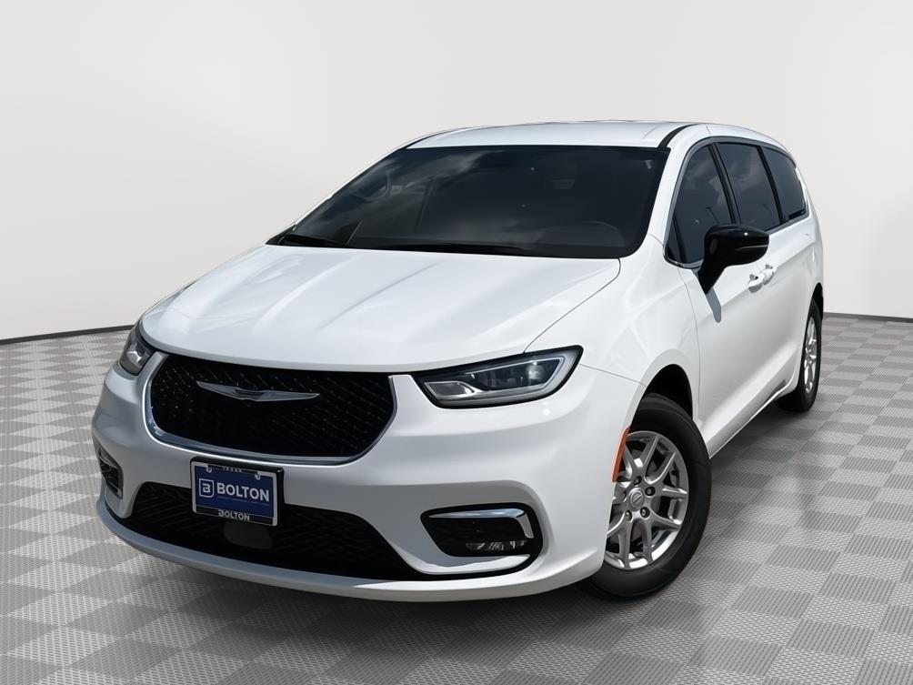 2026 Chrysler Pacifica Select's photo