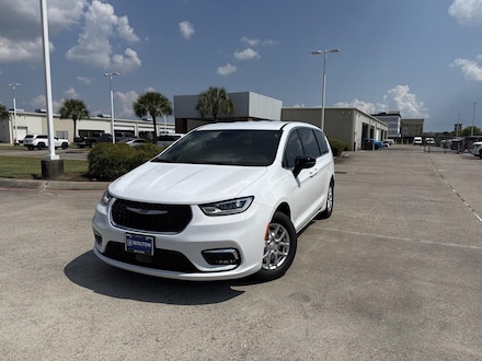 2026 Chrysler Pacifica Select Passenger Van