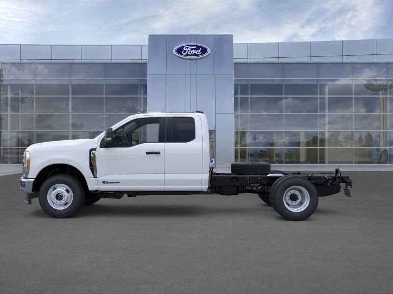 2025 Ford F-350 Super Duty Chassis Cab XL - Photo 3