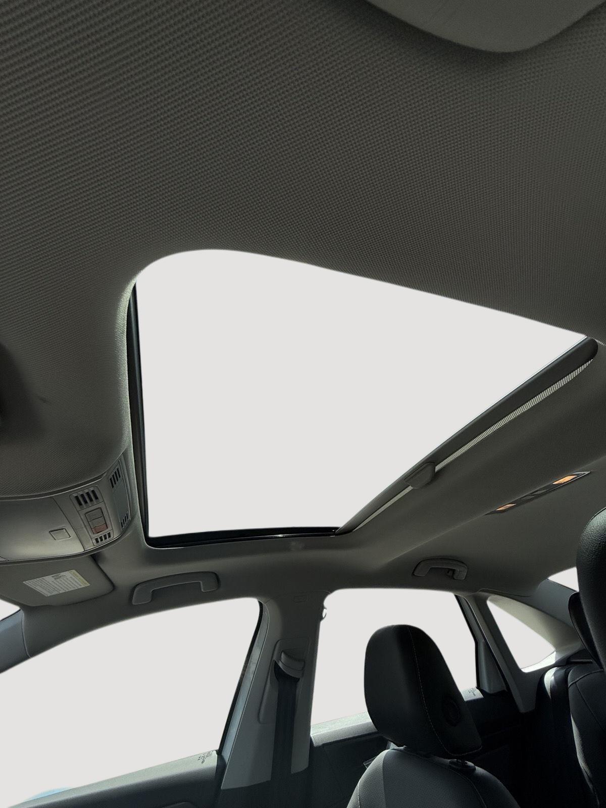 2025 Volkswagen Jetta SEL - Photo 12