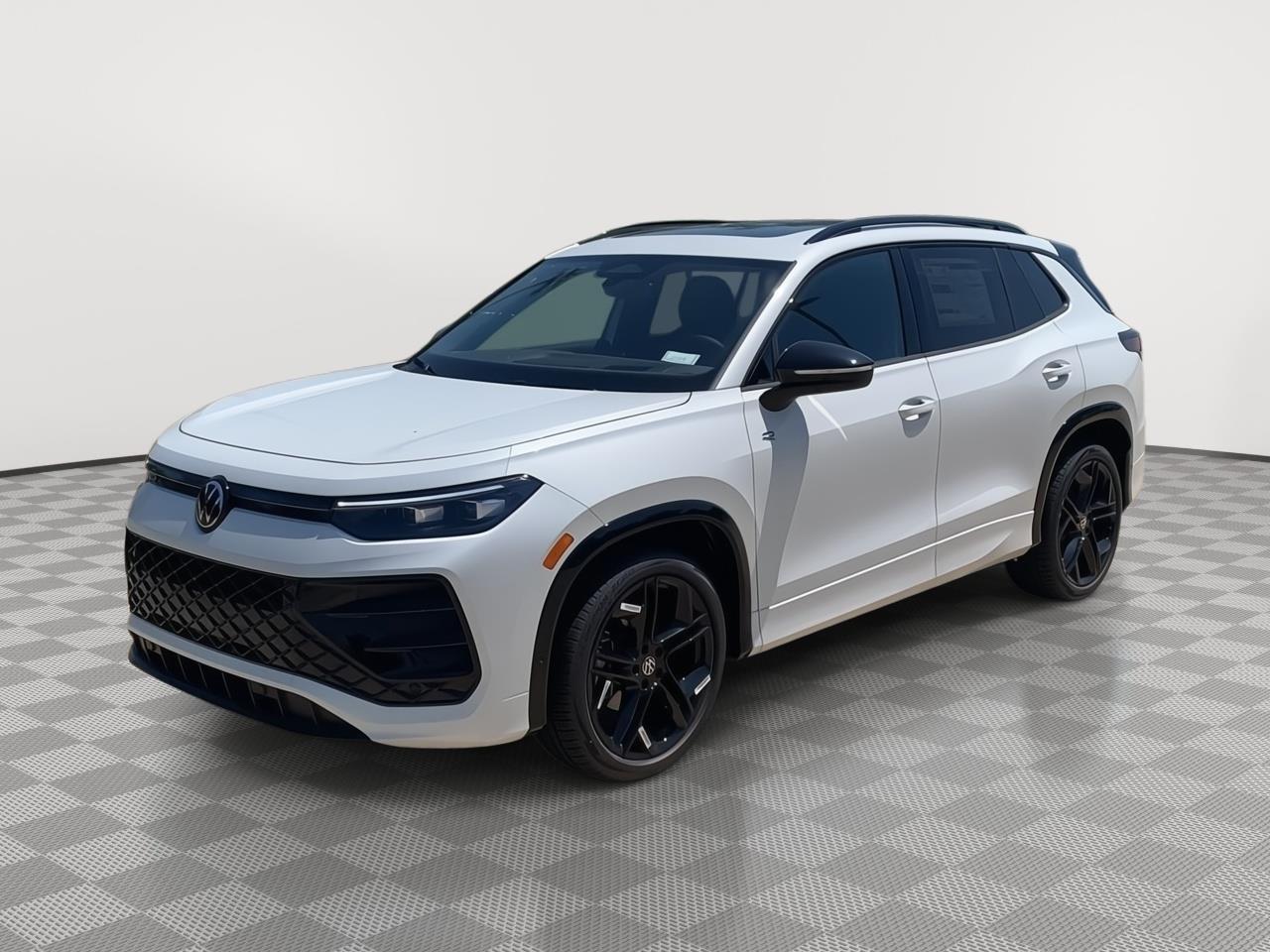 2026 Volkswagen Tiguan 2.0T SE R-Line Black's photo