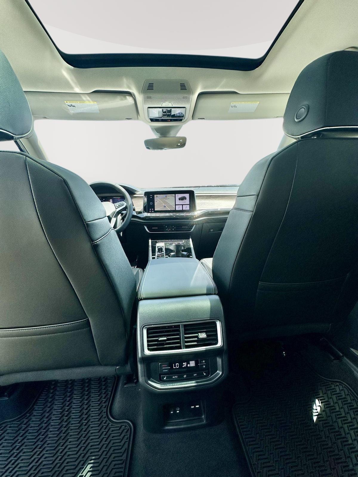 2025 Volkswagen Atlas SEL Premium R-Line - Photo 17