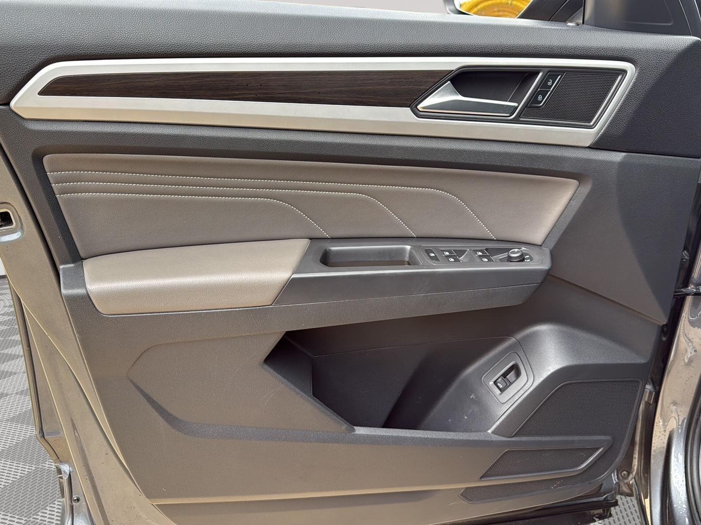 2023 Volkswagen Atlas SE w/Tech - Photo 12