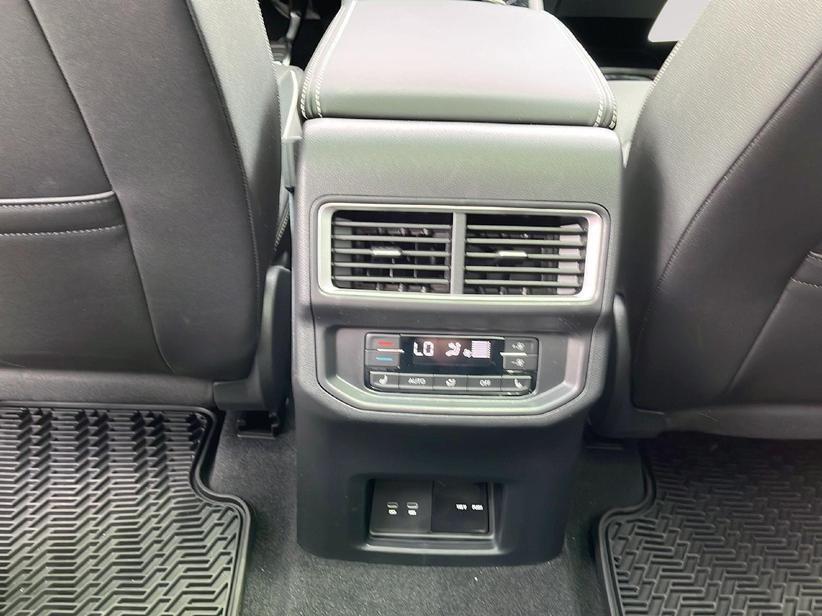 2025 Volkswagen Atlas SEL Premium R-Line - Photo 17