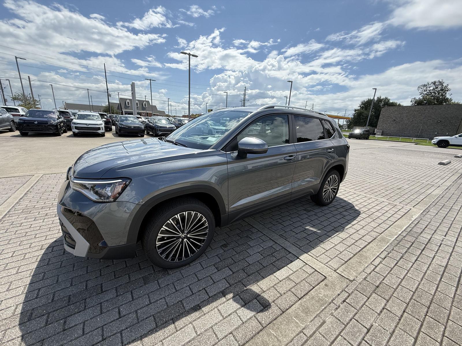 2025 Volkswagen Taos SE photo 3