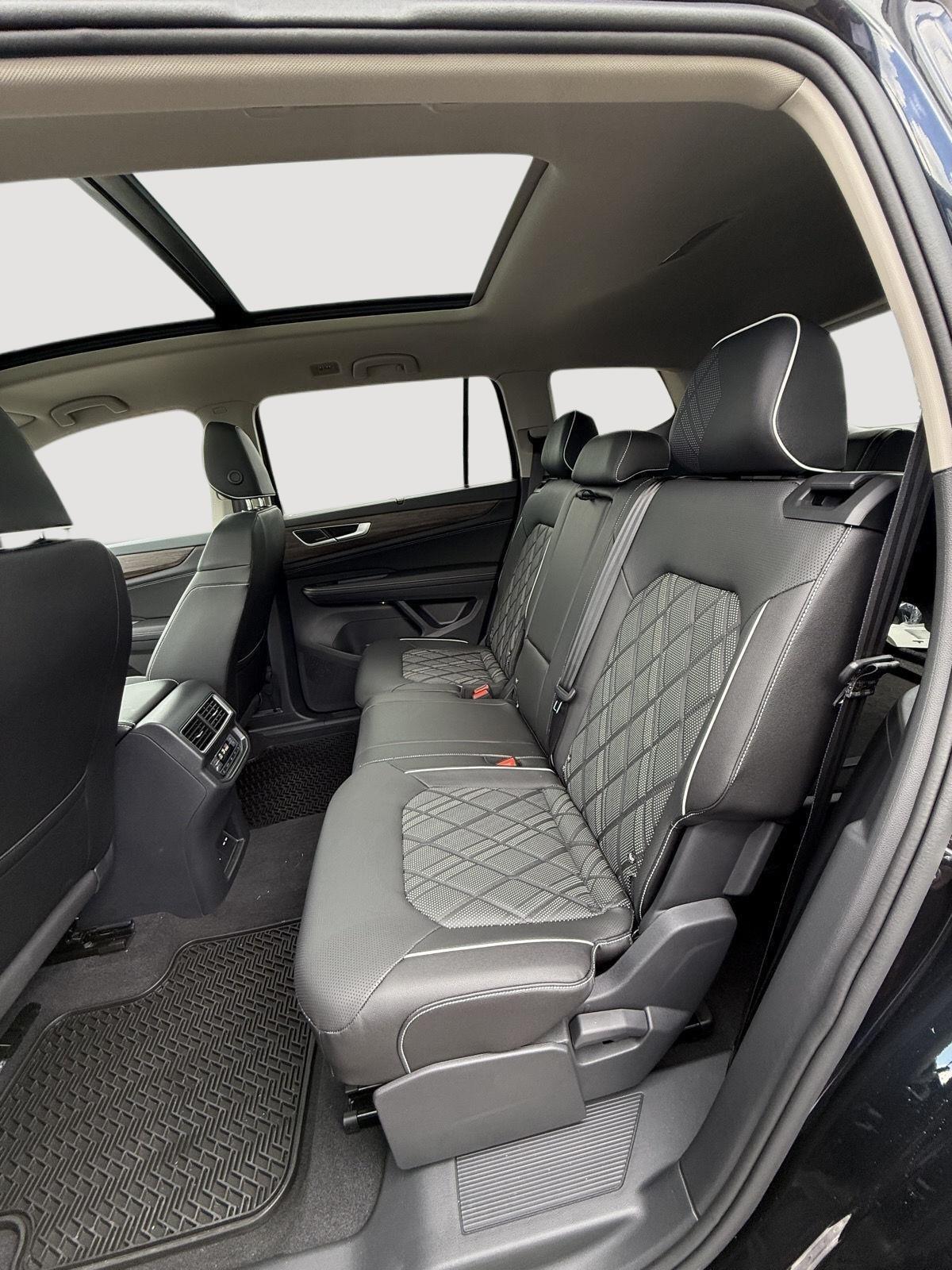 2025 Volkswagen Atlas SEL Premium R-Line - Photo 16