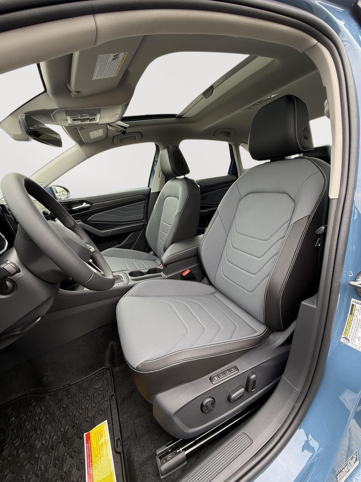 2025 Volkswagen Jetta SEL - Photo 10