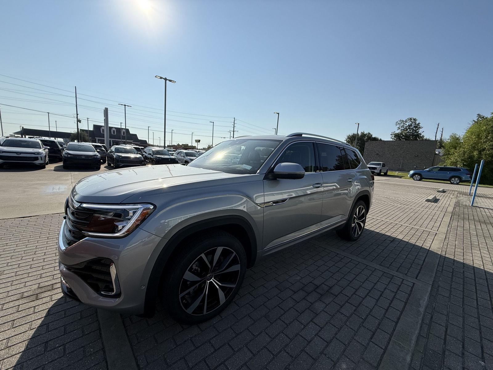 2026 Volkswagen Atlas SEL Premium R-Line photo 2