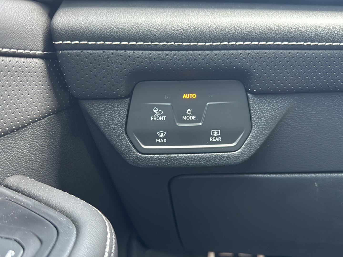 2025 Volkswagen Atlas SEL Premium R-Line - Photo 24