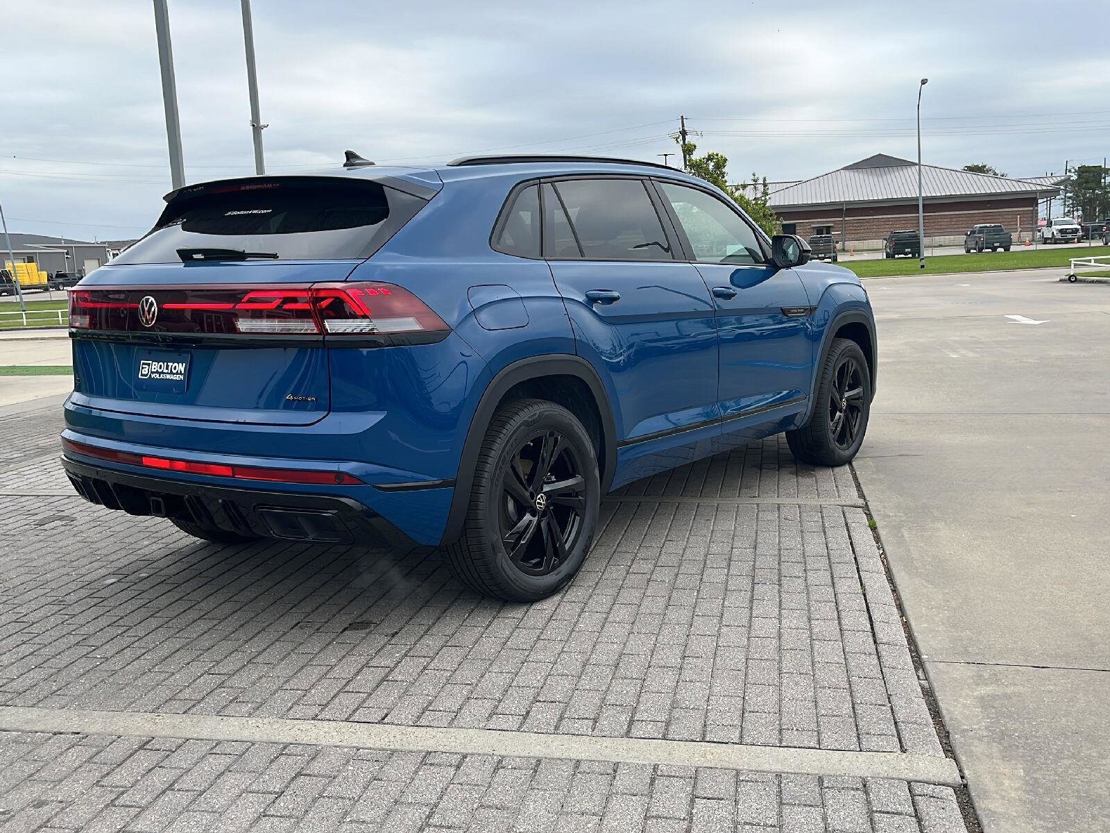 2025 Volkswagen Atlas Cross Sport SEL R-Line photo 3