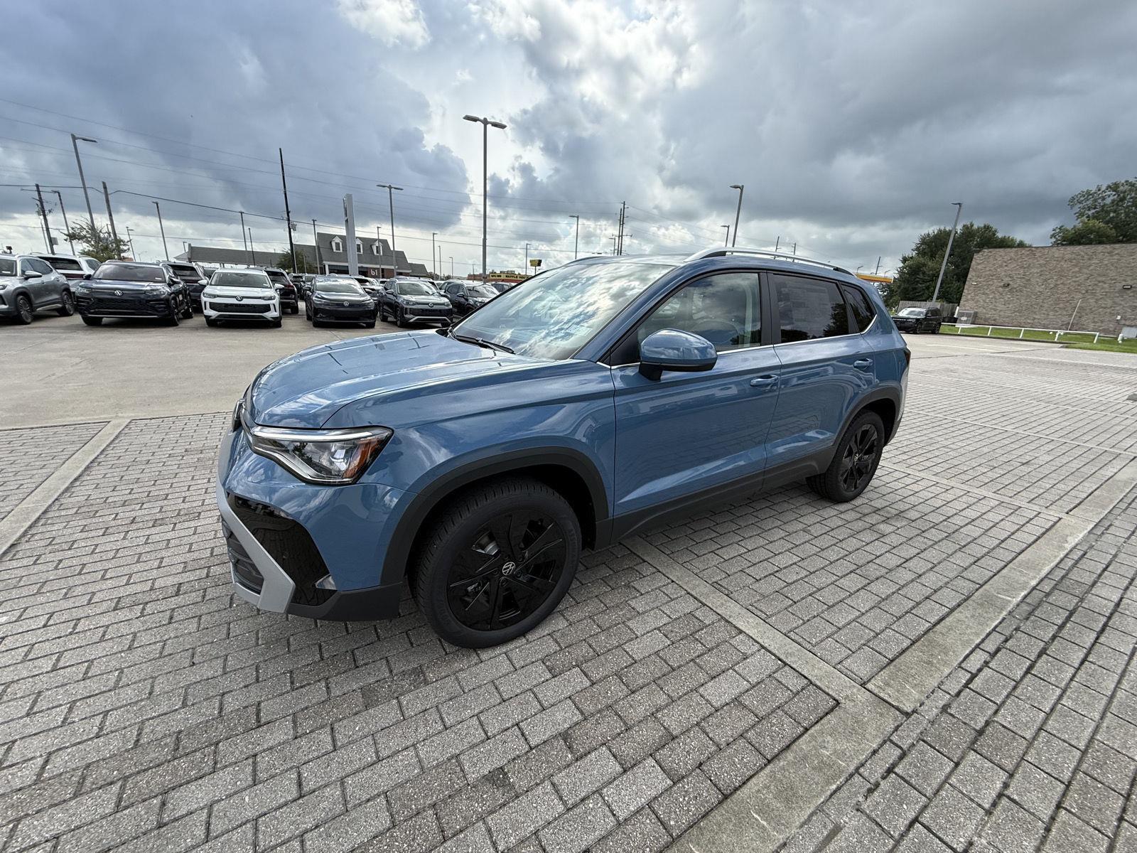 2025 Volkswagen Taos SE photo 3