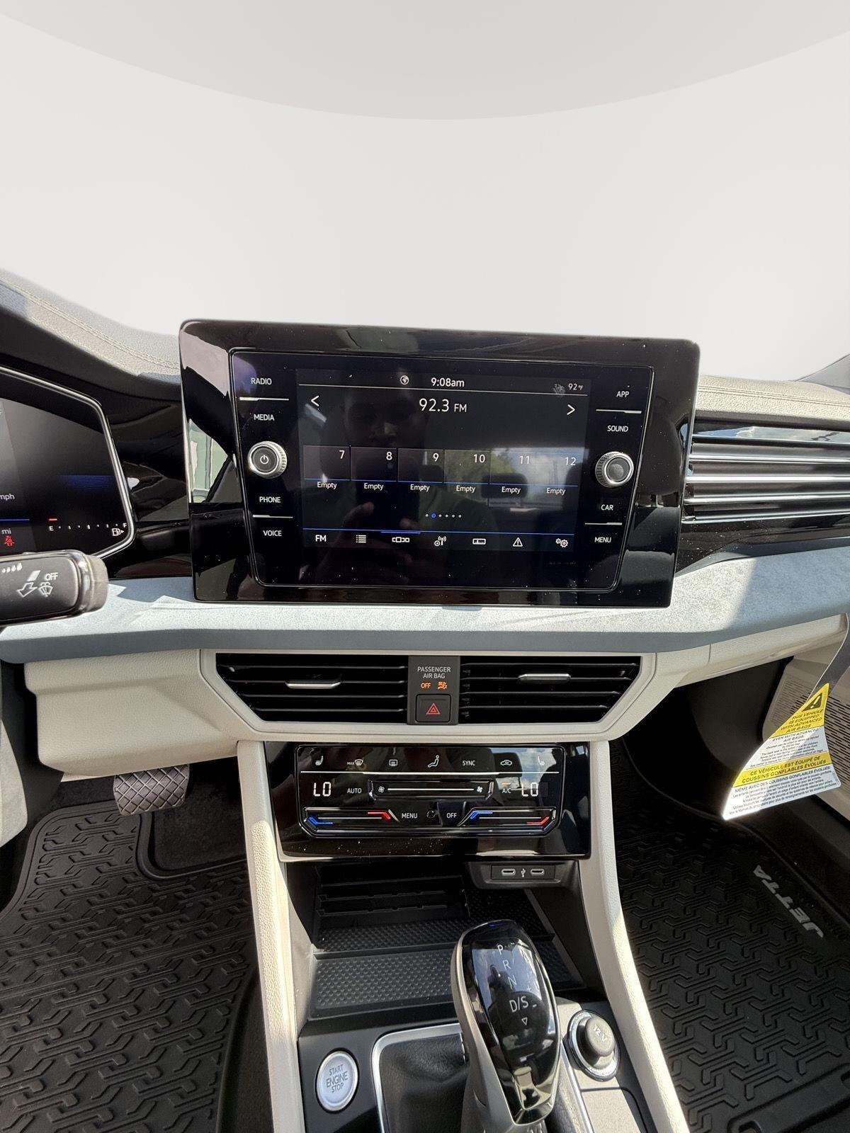 2025 Volkswagen Jetta SE - Photo 13
