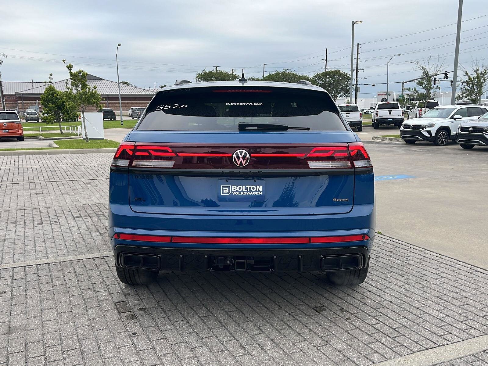 2025 Volkswagen Atlas Cross Sport SEL R-Line photo 4