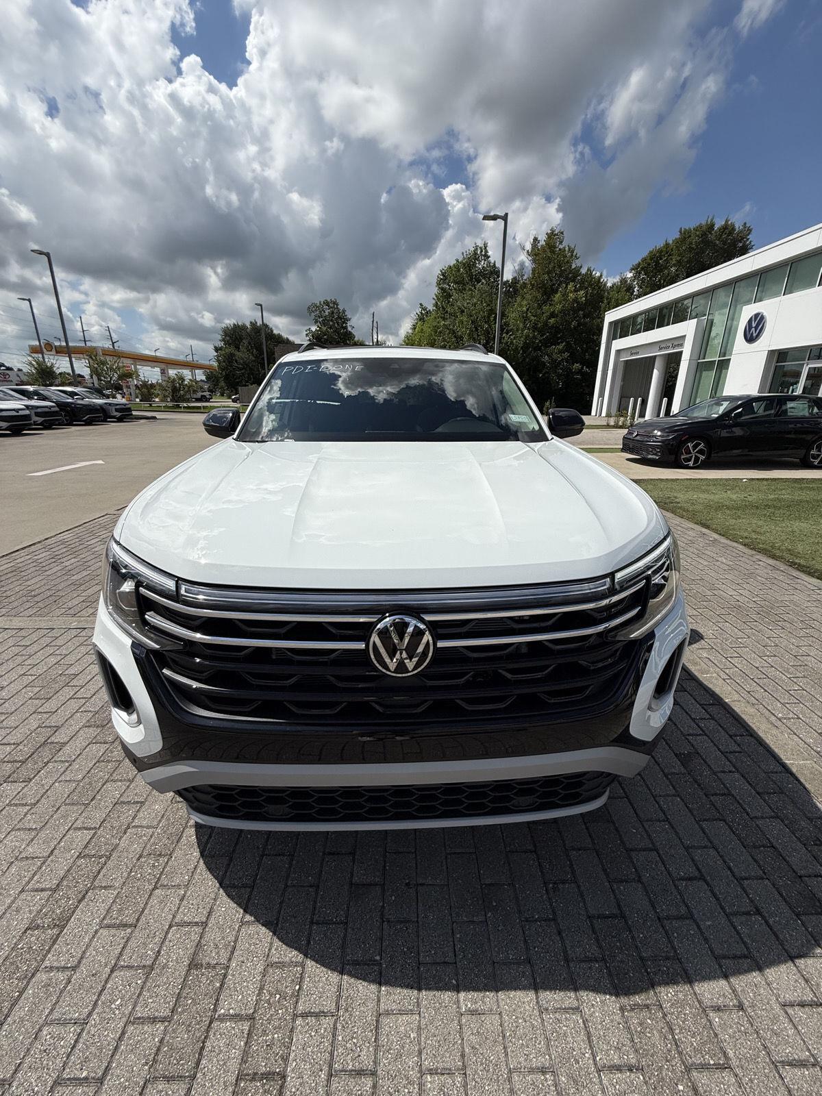 2025 Volkswagen Atlas Peak Edition SE photo 3