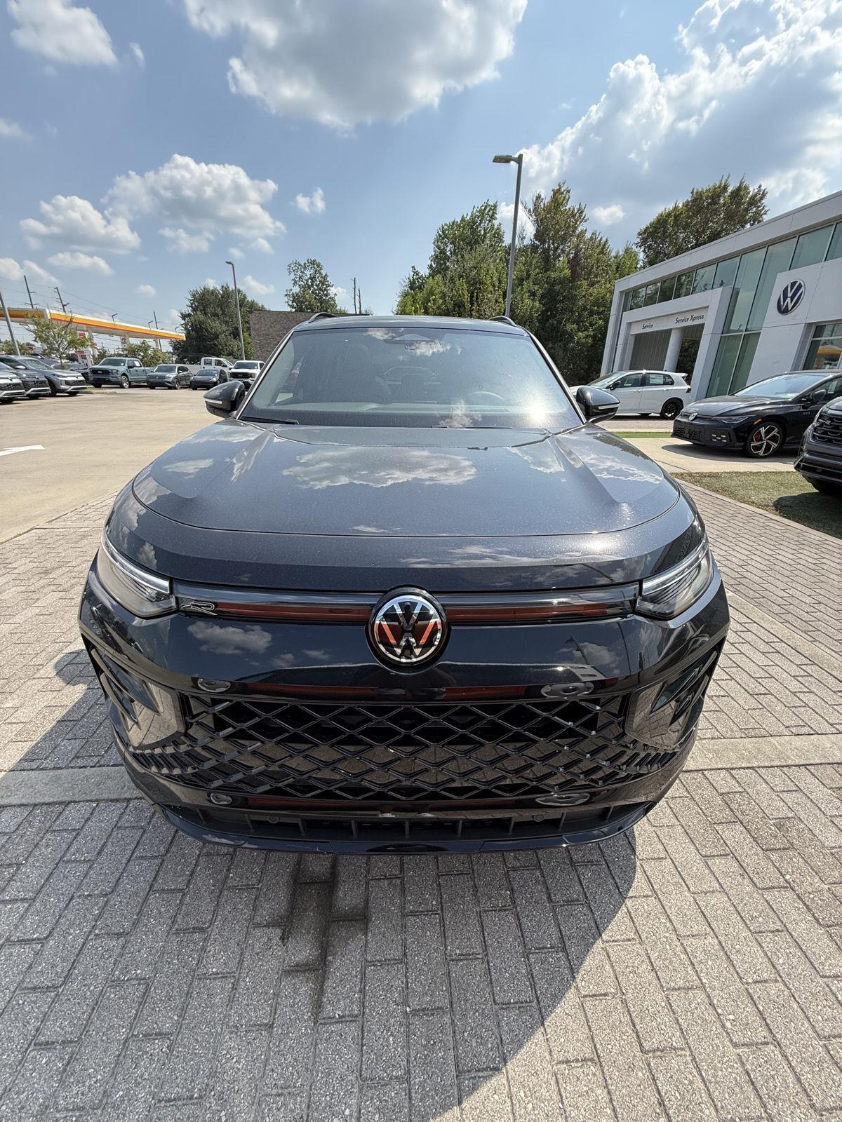 2025 Volkswagen Tiguan SE R-Line Black photo 4