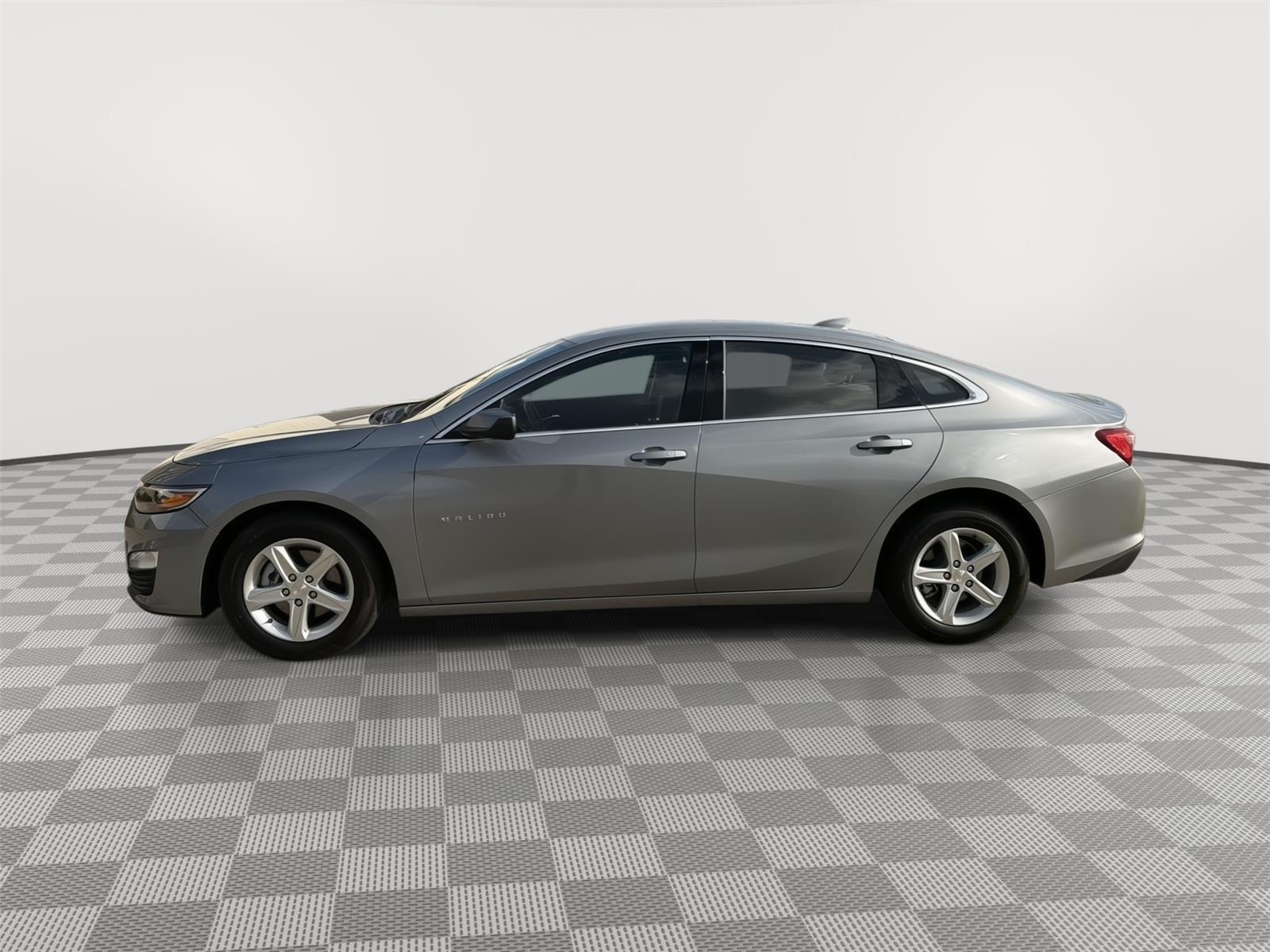 2024 Chevrolet Malibu 1LT photo 2