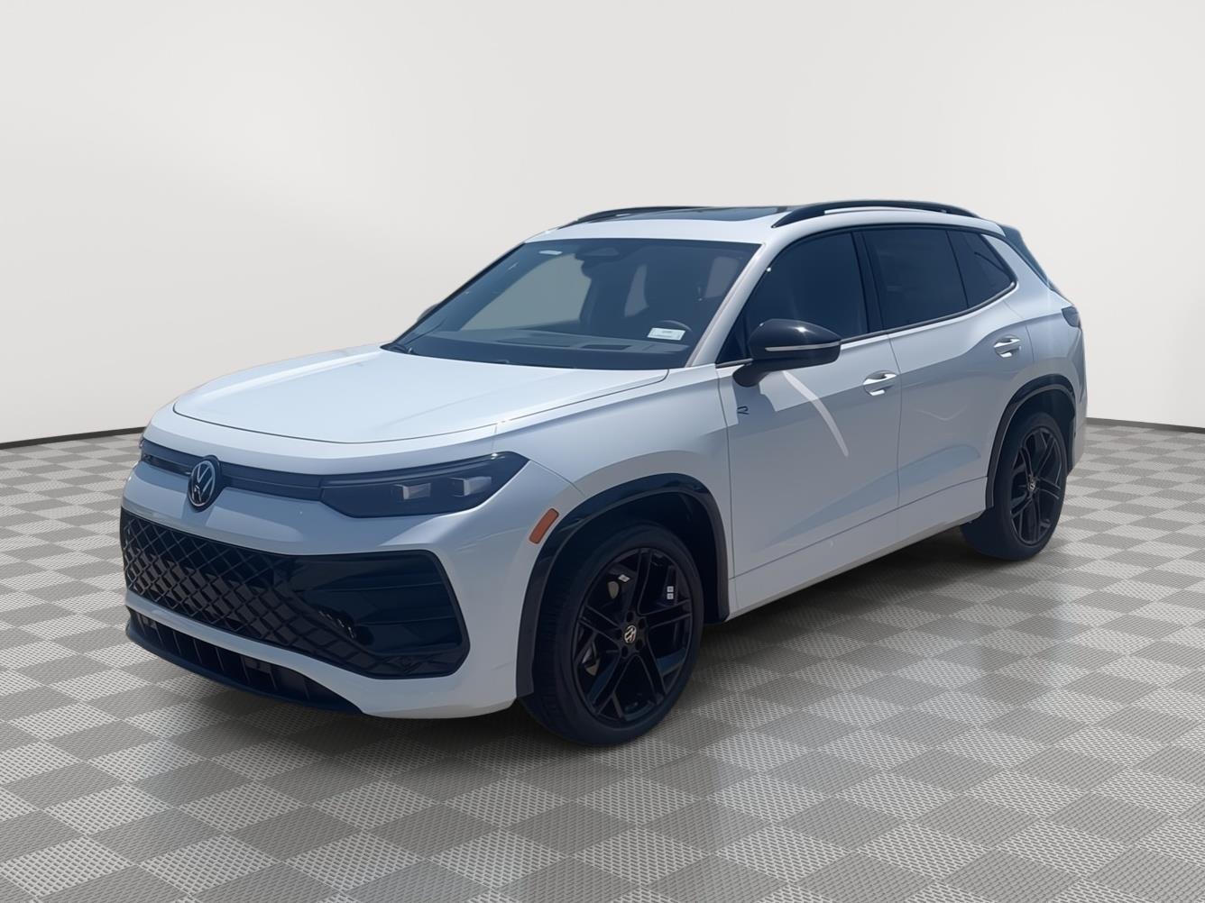 2026 Volkswagen Tiguan 2.0T SE R-Line Black's photo