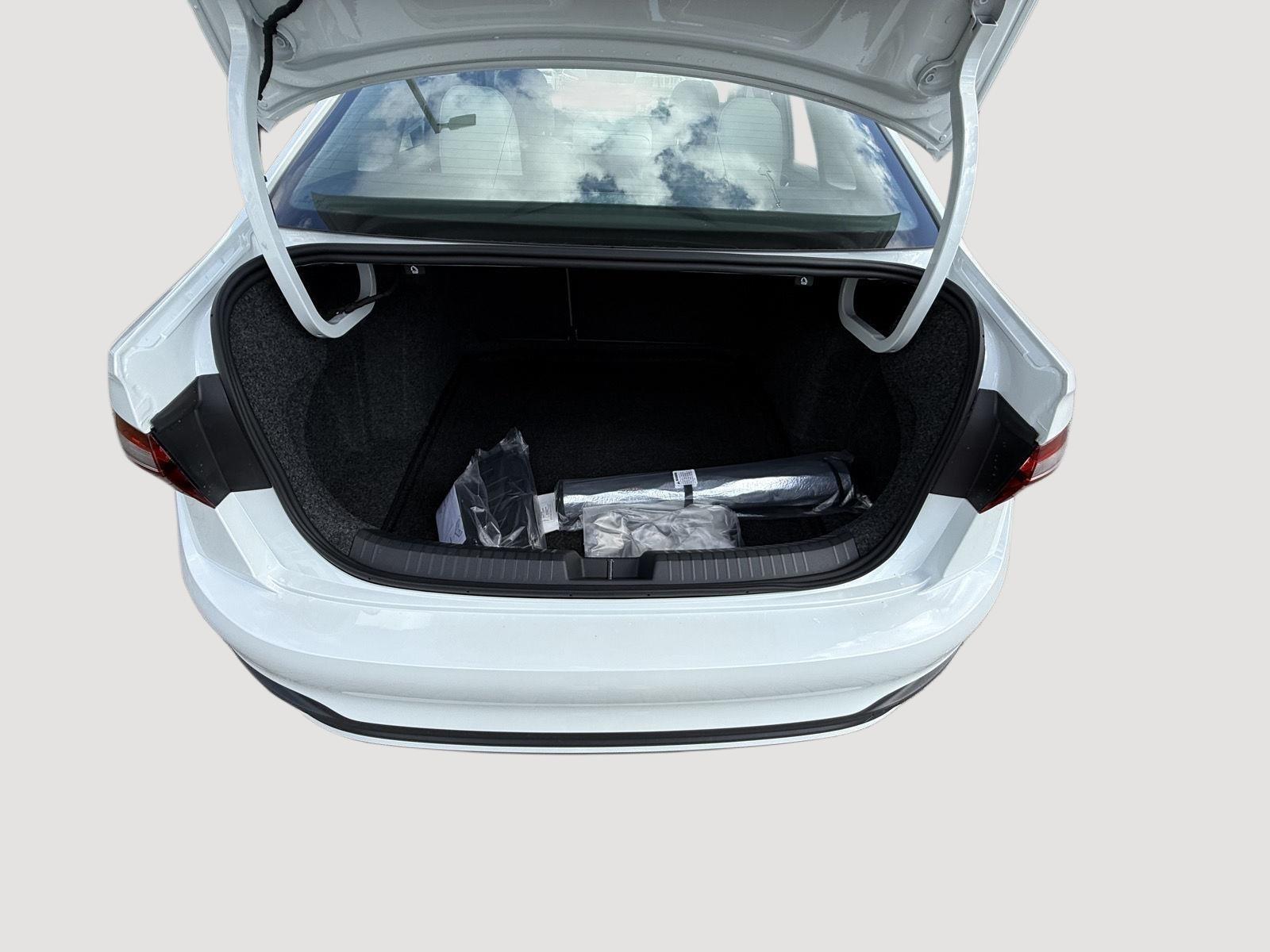 2025 Volkswagen Jetta SE - Photo 9