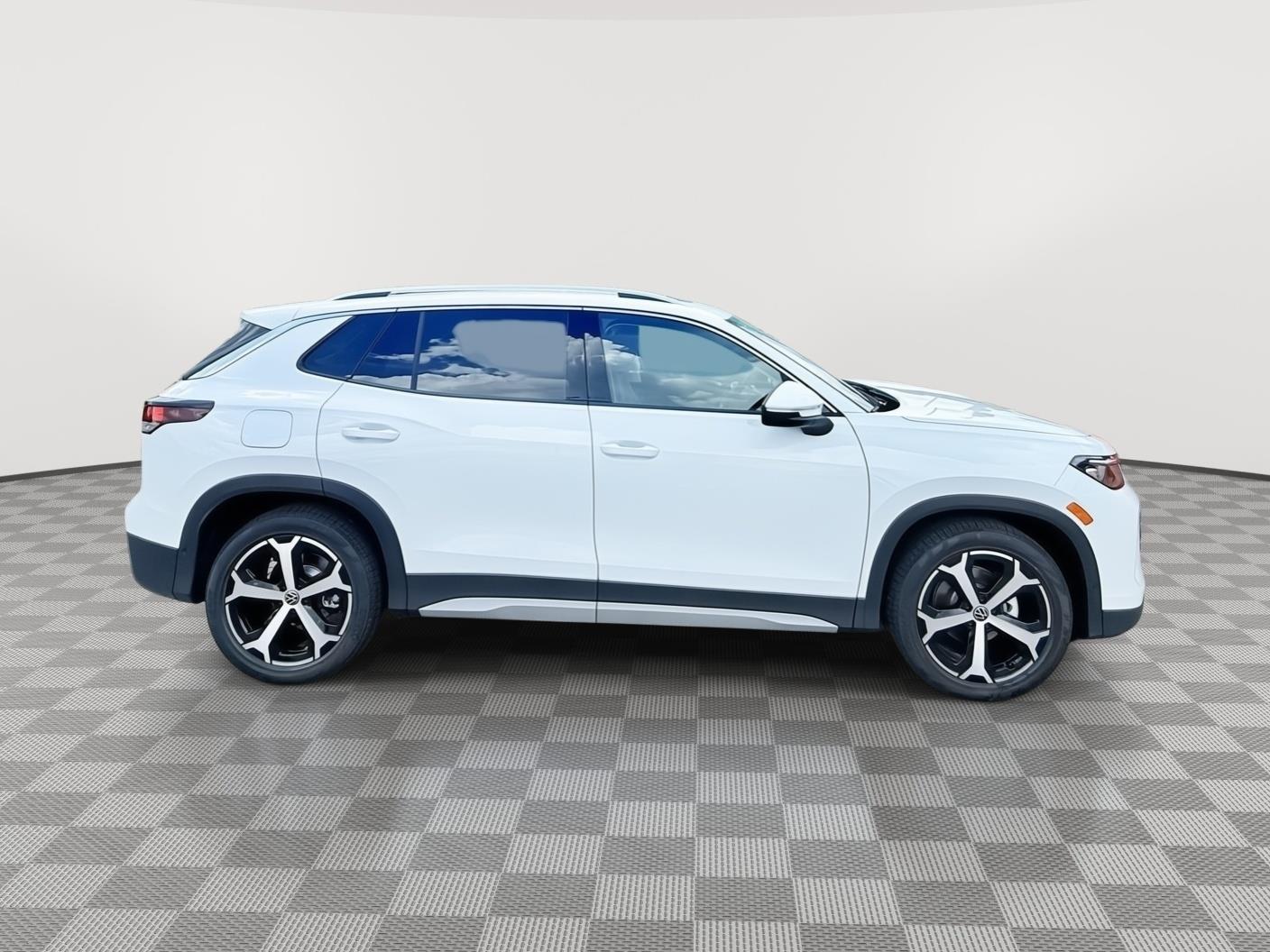 2025 Volkswagen Tiguan SE's photo