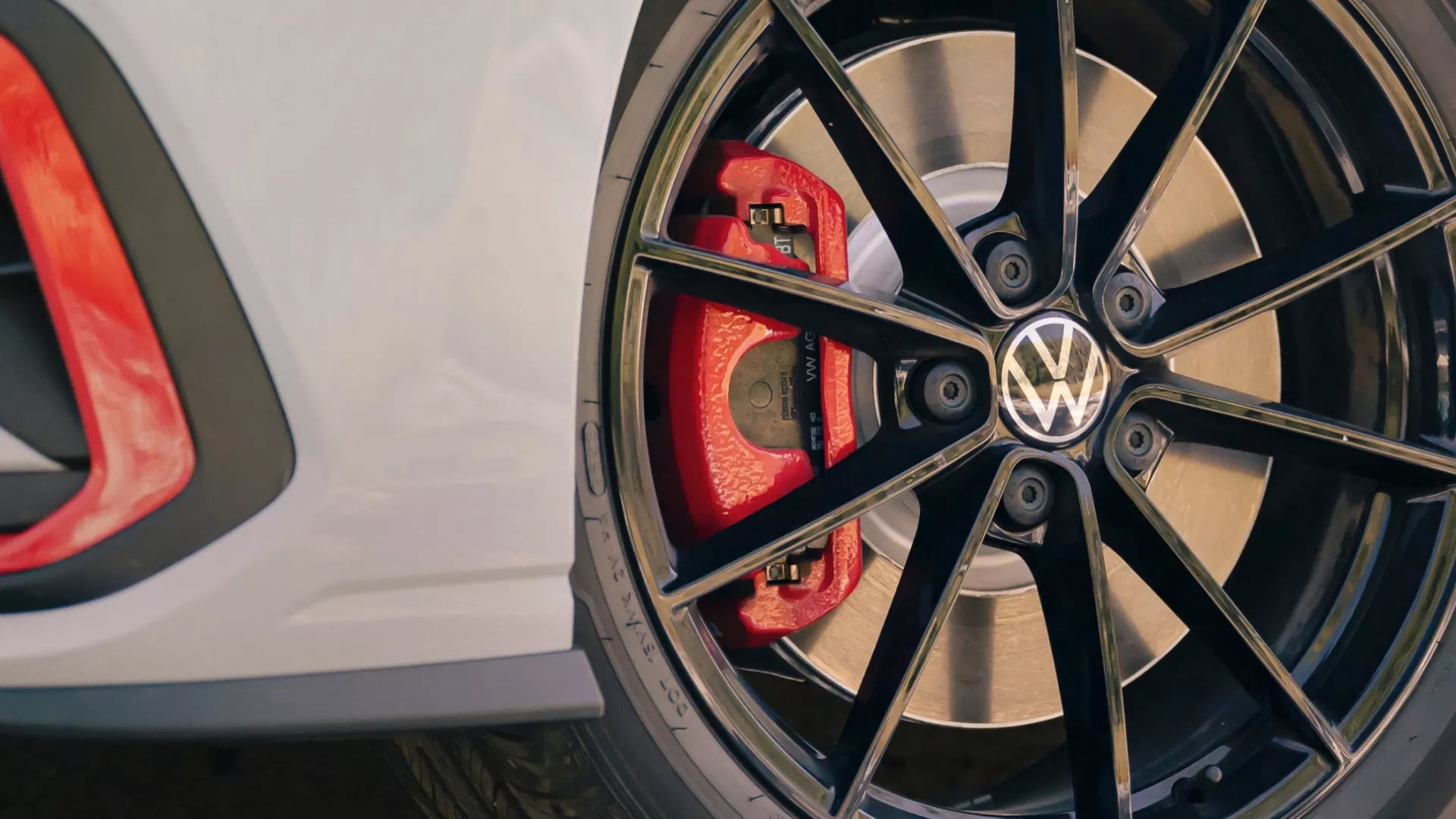 Wheel of the 2027 Volkswagen Jetta GLI near Alexandria, LA