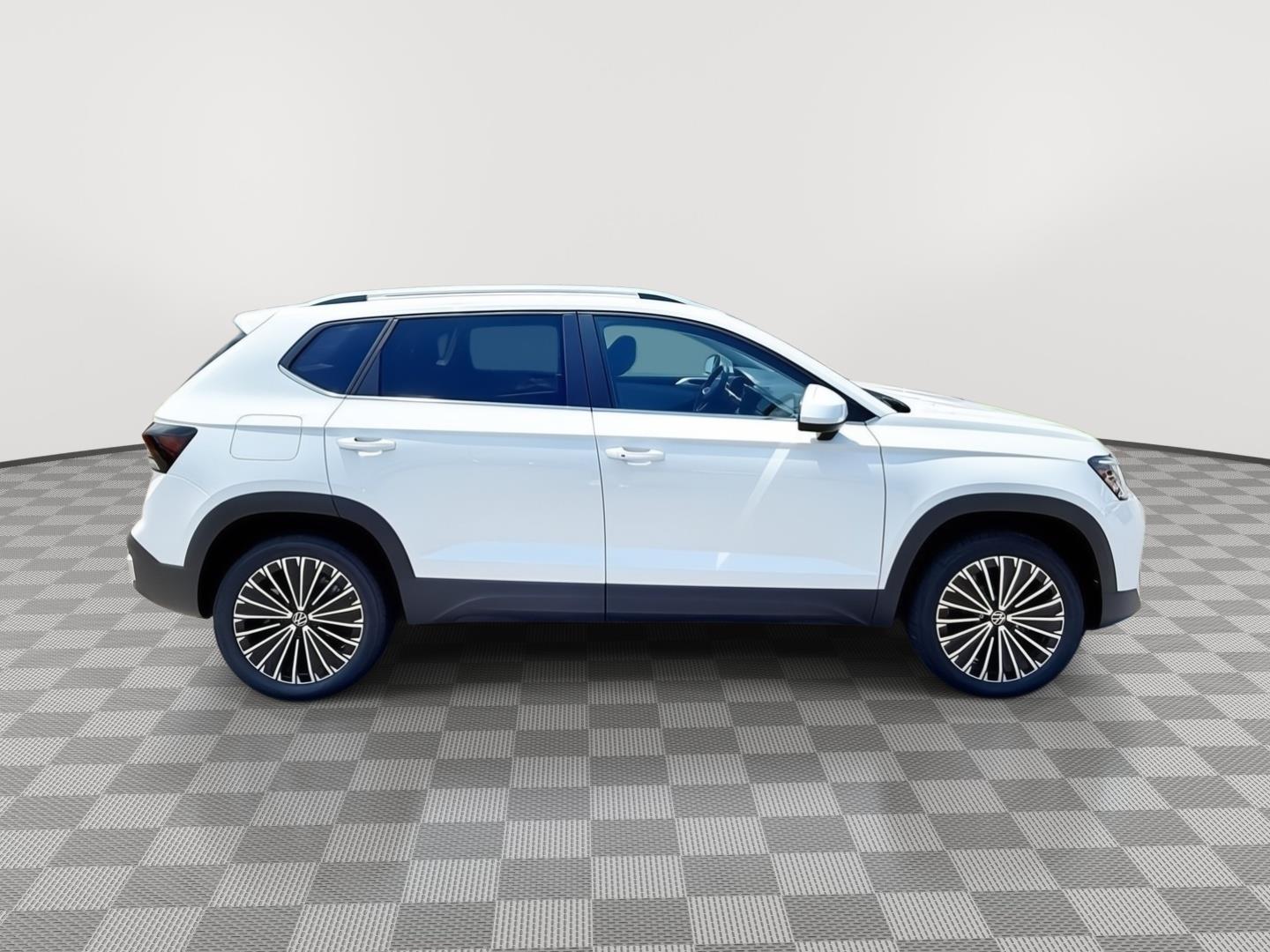 2025 Volkswagen Taos SE's photo