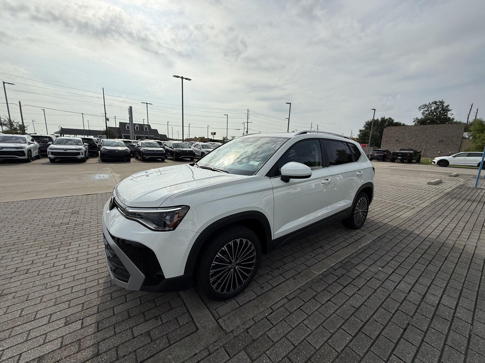2025 Volkswagen Taos SE photo 3