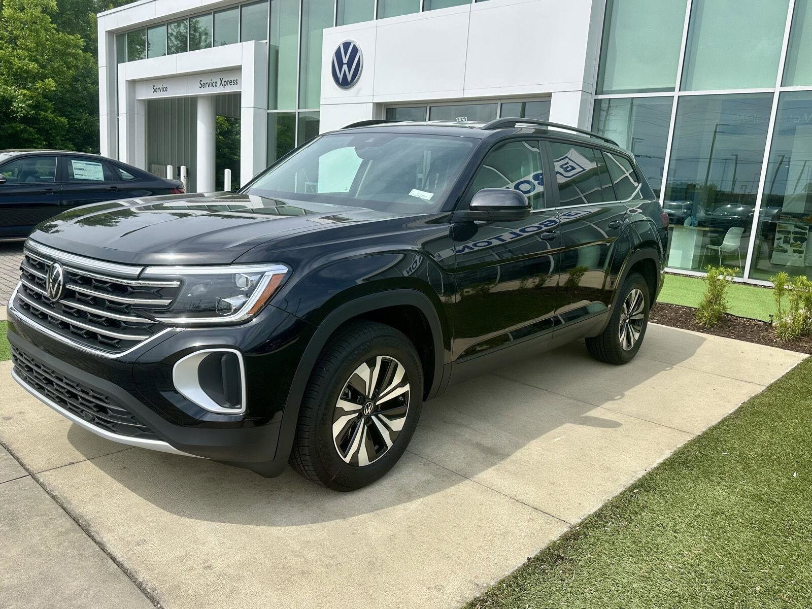 2025 Volkswagen Atlas SE photo 2
