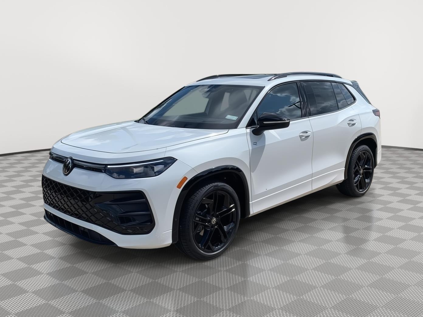 2026 Volkswagen Tiguan 2.0T SE R-Line Black's photo