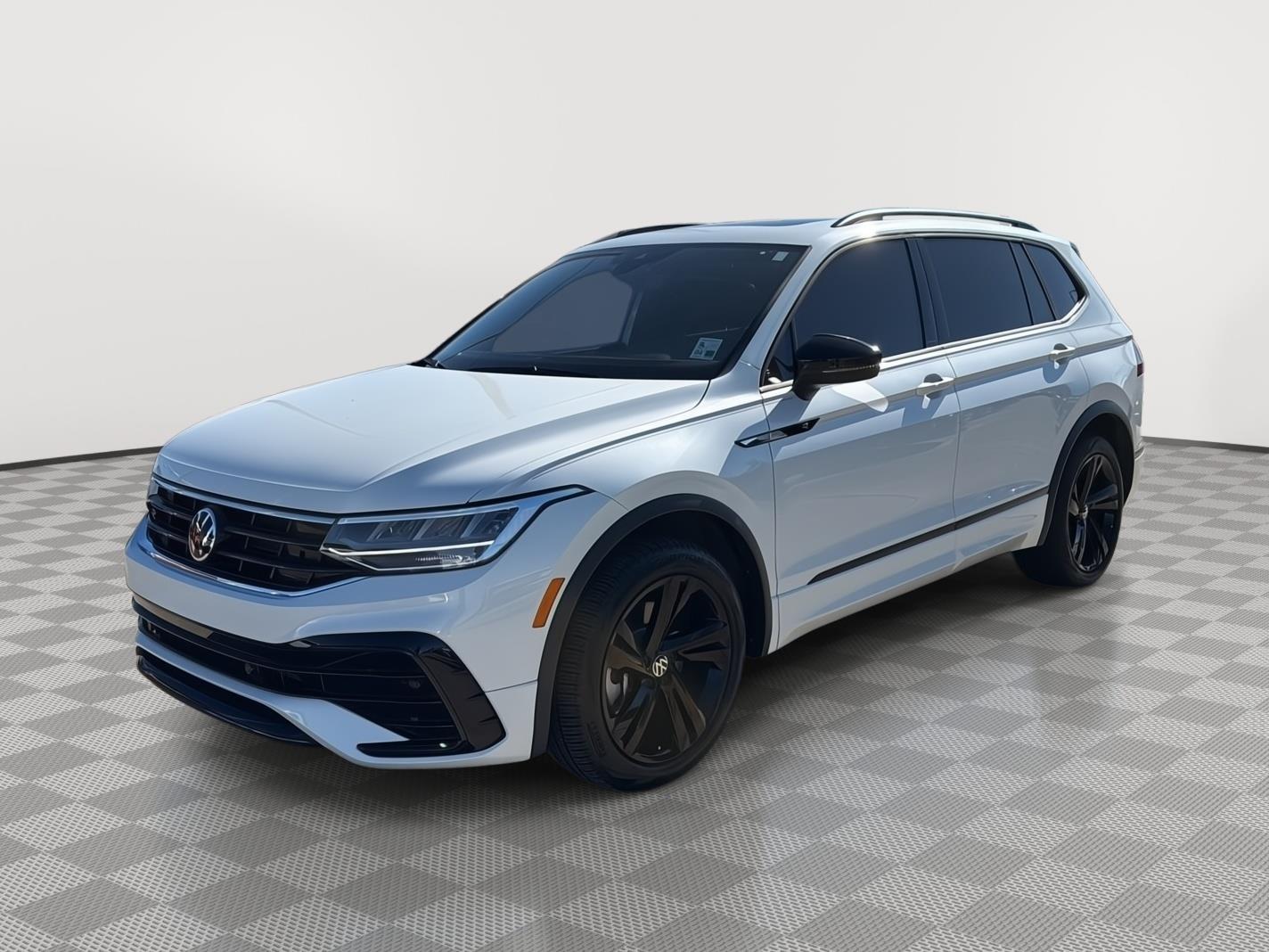 2024 Volkswagen Tiguan SE R-LINE BLACK's photo