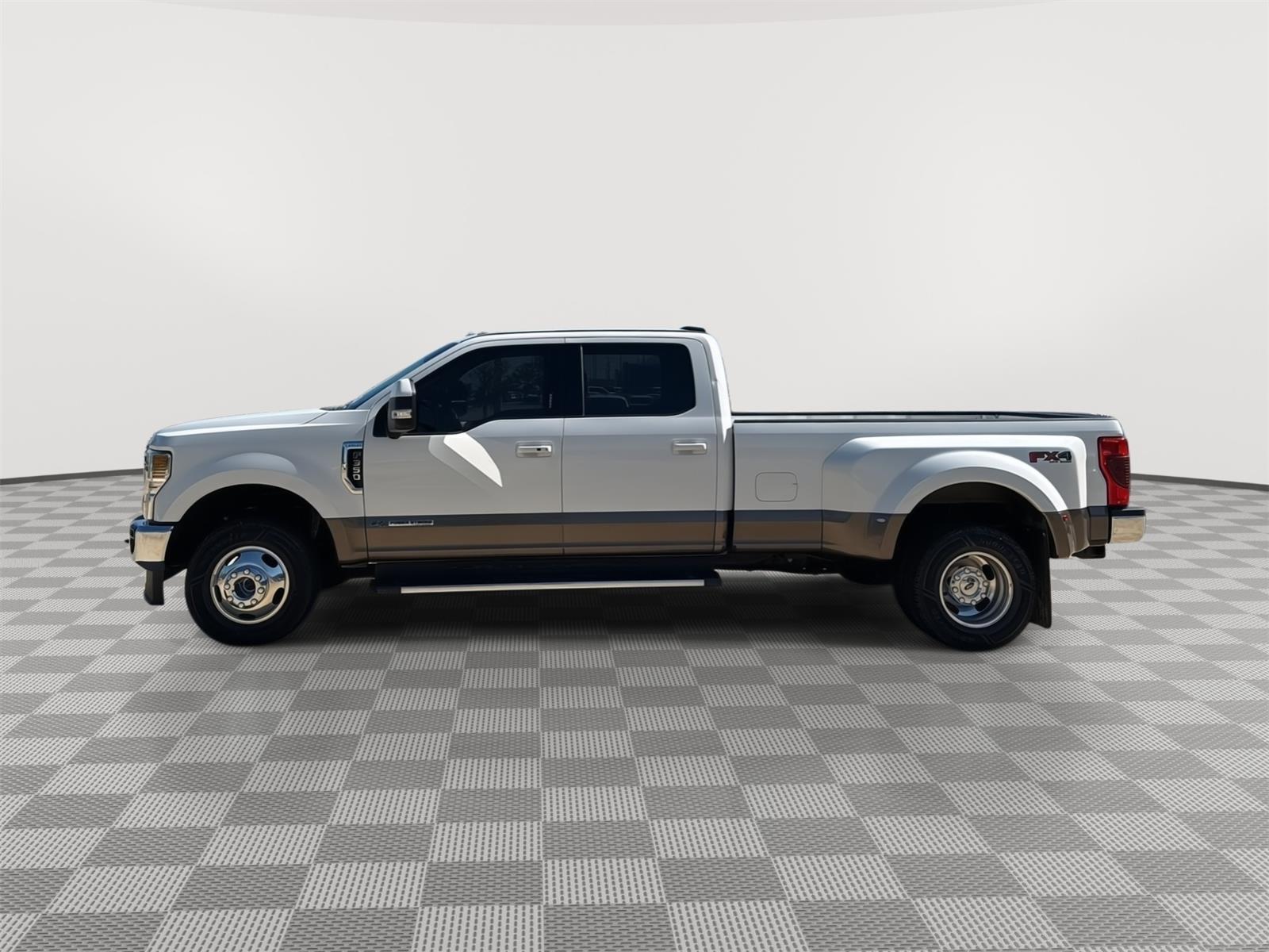 2020 Ford F-350 Lariat photo 2