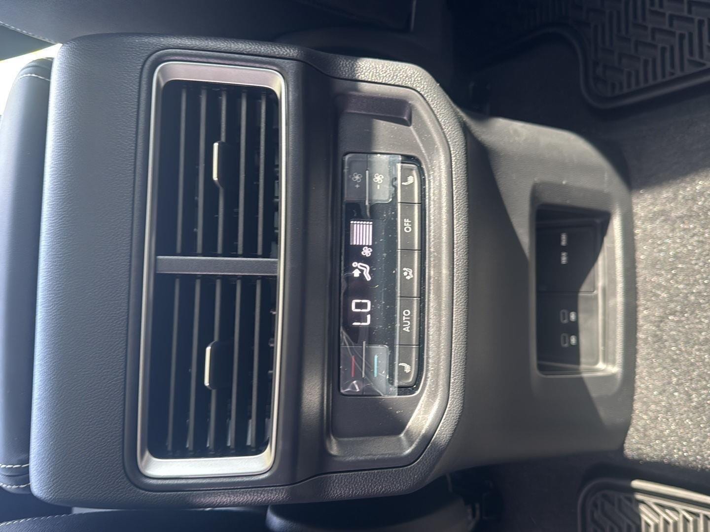 2025 Volkswagen Atlas SEL Premium R-Line - Photo 25