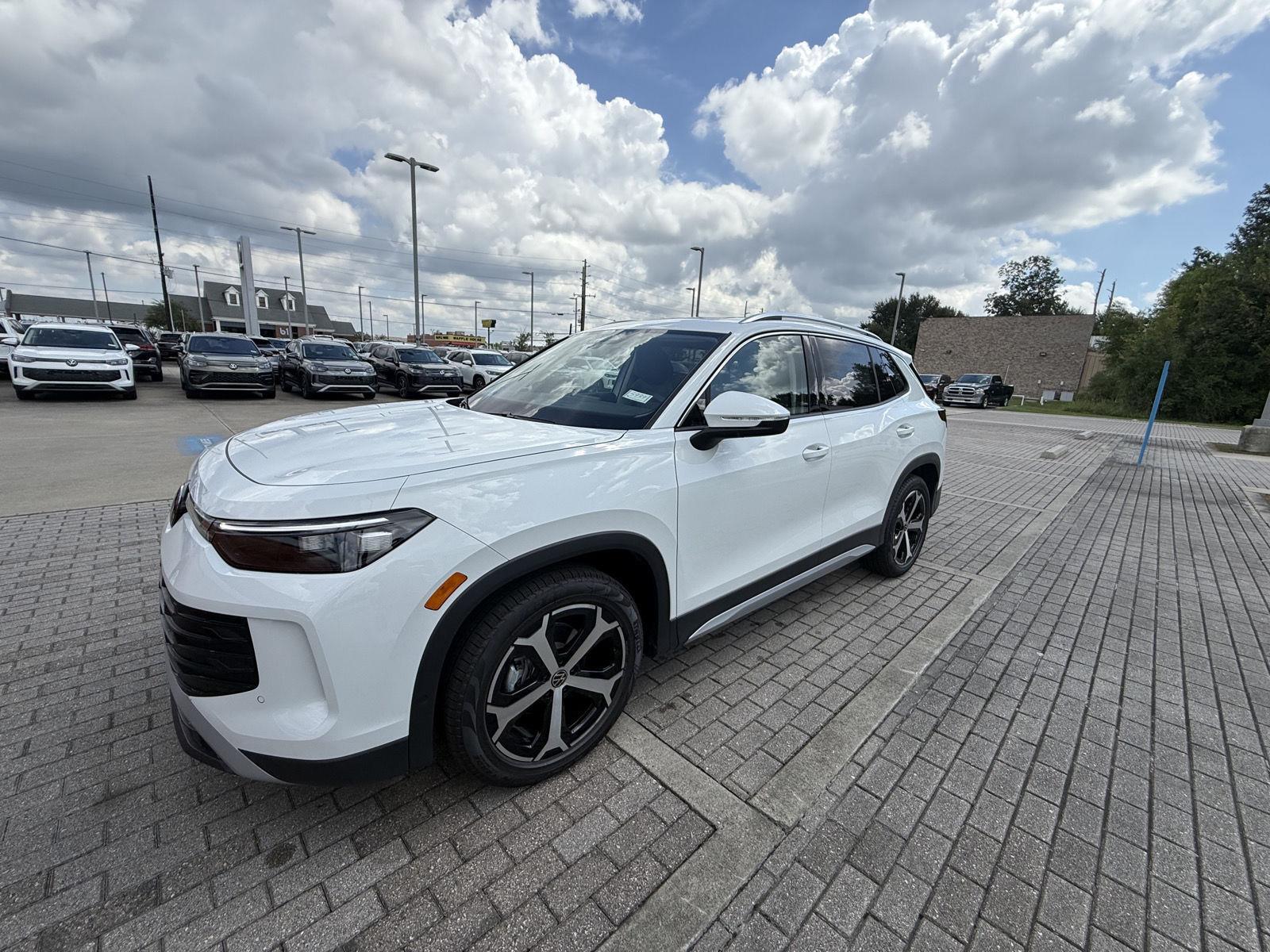 2025 Volkswagen Tiguan SE photo 2