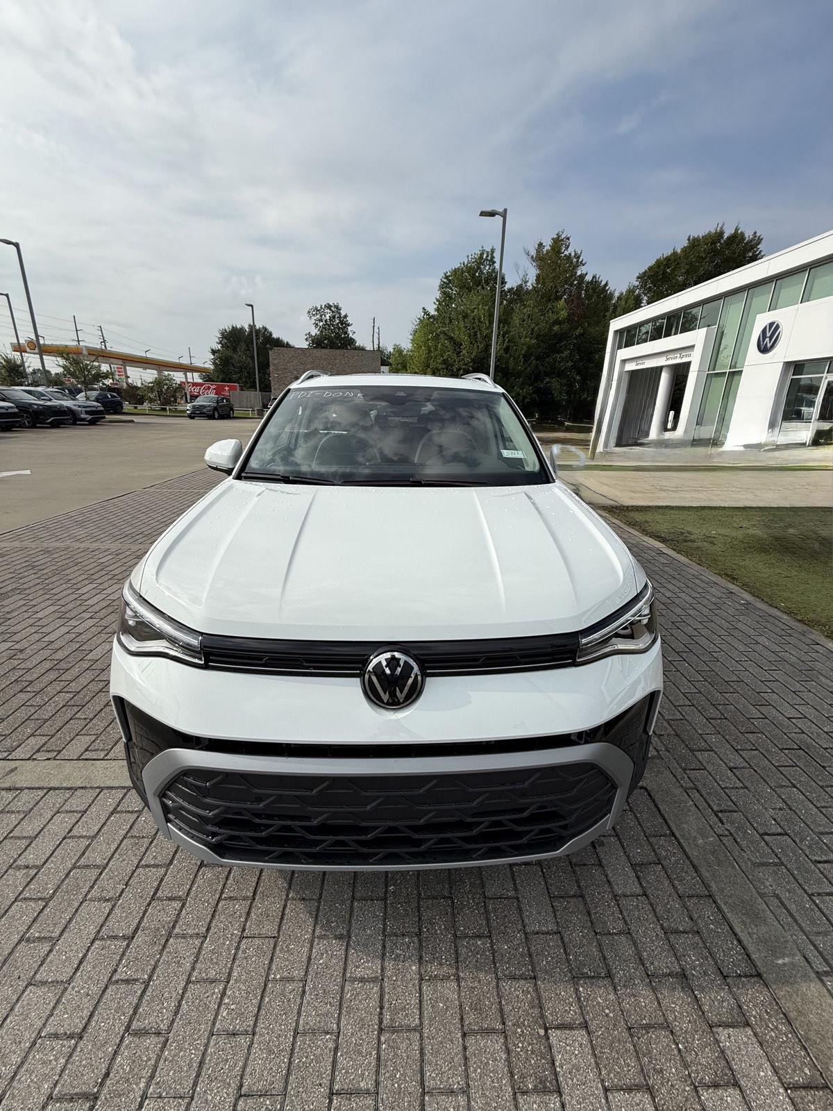 2025 Volkswagen Taos SE photo 4
