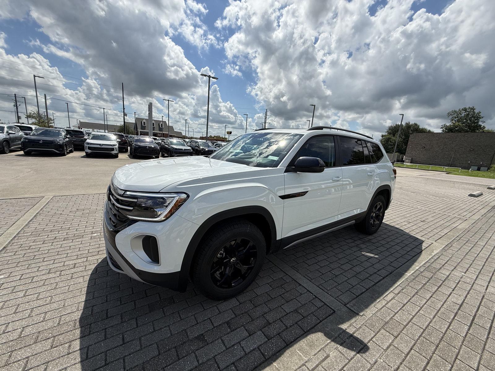 2025 Volkswagen Atlas Peak Edition SE photo 2
