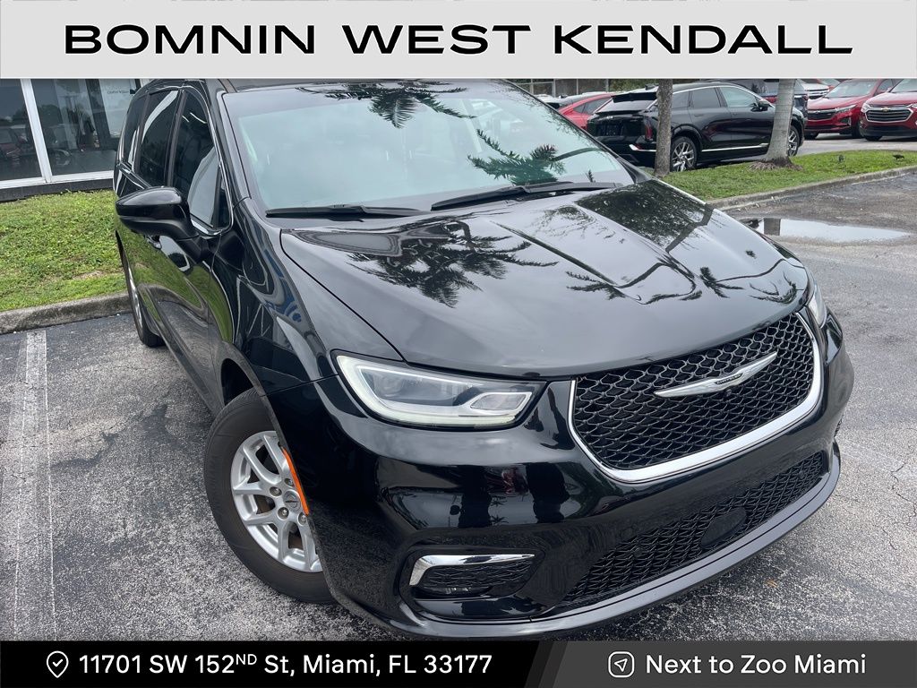 2023 Chrysler Pacifica L Touring photo 2