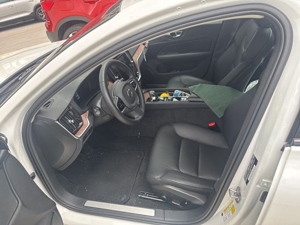 2024 Volvo S60 B5 Plus photo 2