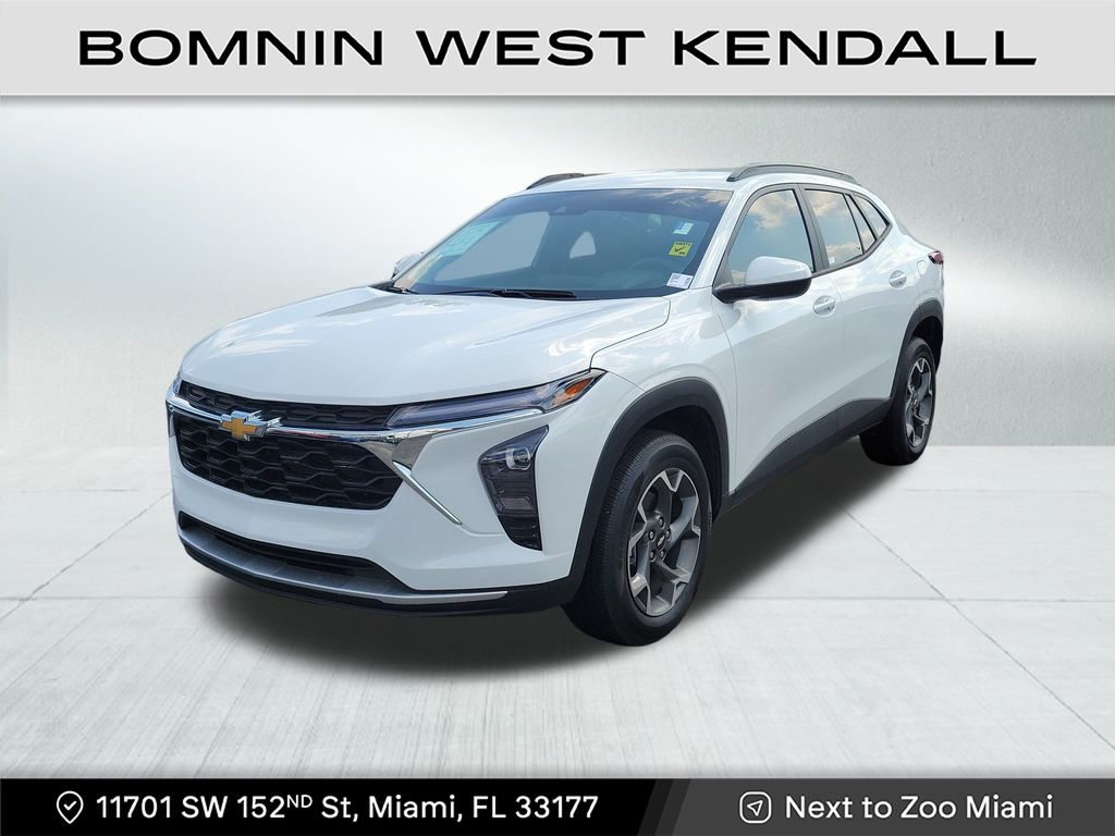 2025 Chevrolet Trax LT photo 2