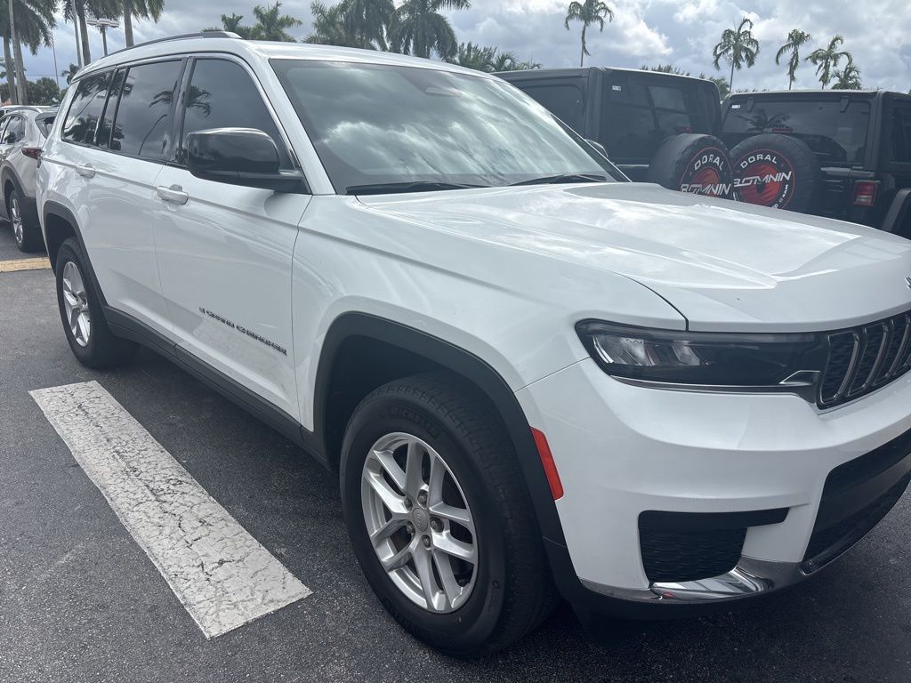 2022 Jeep Grand Cherokee Laredo photo 2