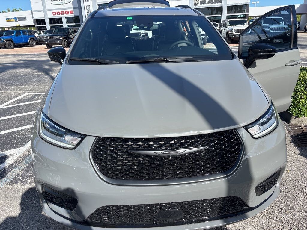 Used 2025 Chrysler Pacifica Limited Minivan/Van