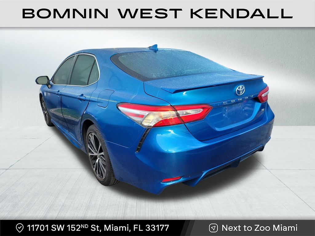 2020 Toyota Camry SE photo 3