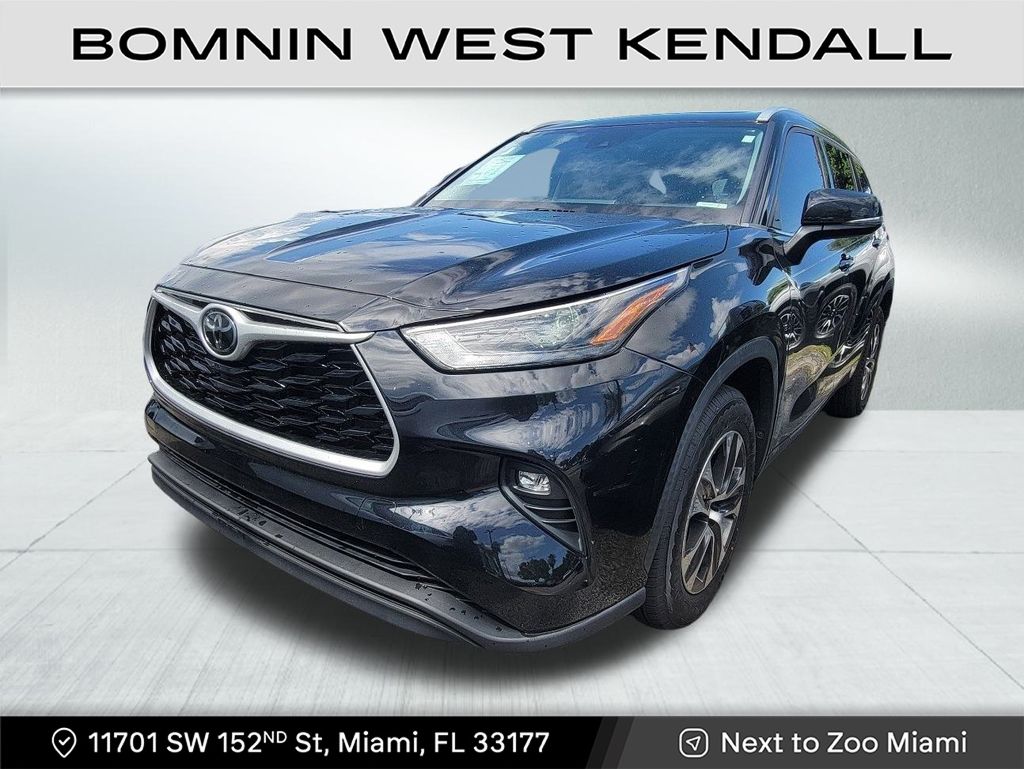 2022 Toyota Highlander XLE photo 2