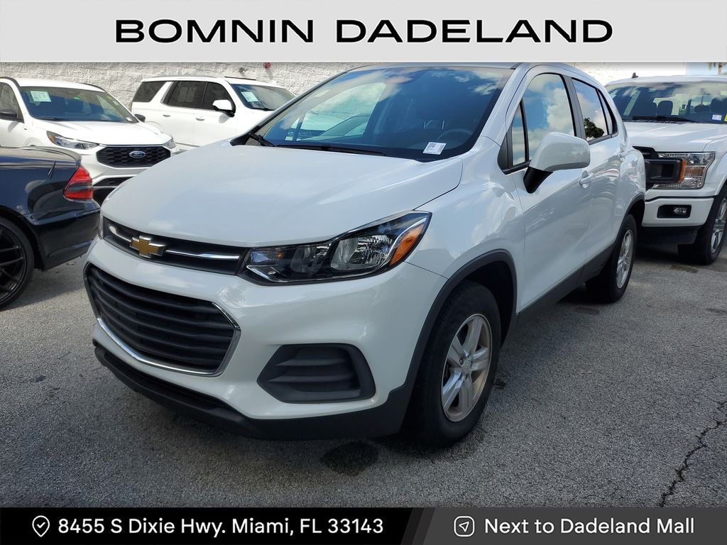 2022 Chevrolet Trax LS photo 2